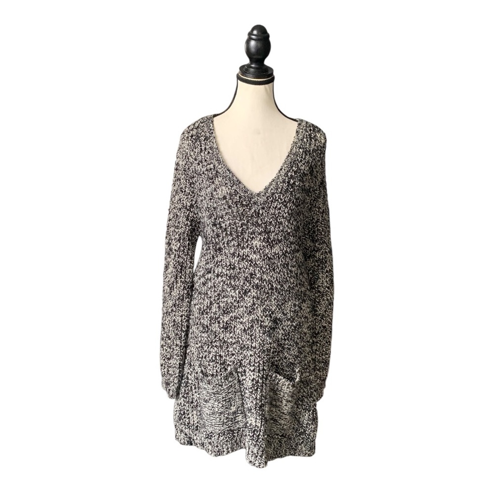 🔘H&M V-neck speckled knit sweater dress🔘